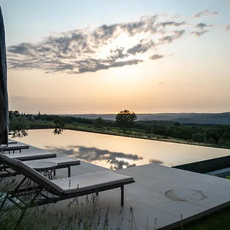 Villa Amazing Alma Infinity Pool, Padel Court, Jacuzzi *